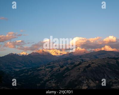 Blick auf die White Mountain Range mit einigen Wolken um sie herum bei Sonnenaufgang in Huaraz in der Region Ancash, Peru Stockfoto