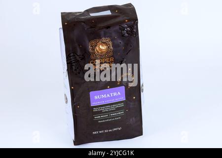 10. NOVEMBER 2024 Sumatra Indonesia: Kaffeebohnen aus Indonesien, Copper Moon Sumatra Kaffeebohnen, sind eine Premium-Mischung mit reichhaltigem, kräftigem Aroma, perfekt für Kaffeeliebhaber mit dunkler Röstung Stockfoto