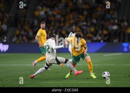 MELBOURNE, AUSTRALIEN. November 2024. Im Bild: Saud Abdulhamid aus Saudi-Arabien tritt Jordy Bos in der dritten Runde der AFC-Weltmeisterschaft der Gruppe C Australien gegen Saudi-Arabien in Melbourne im Rectangular Stadium im AAMI Park am 14. November 2024 an. Quelle: Karl Phillipson/Alamy Live News Stockfoto