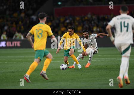 MELBOURNE, AUSTRALIEN. November 2024. Im Bild: Nishan Velupillay aus Australien wird am 14. November 2024 von Ali Al Bulayhi aus Saudi-Arabien in der dritten Runde der AFC World Cup Qualifikation in der Gruppe C Australien gegen Saudi-Arabien im Rectangular Stadium in Melbourne im AAMI Park bekämpft. Quelle: Karl Phillipson/Alamy Live News Stockfoto