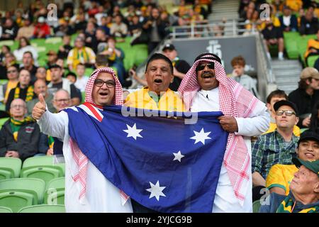 MELBOURNE, AUSTRALIEN. November 2024. Männer in traditioneller arabischer Kleidung halten die australische Flagge zur Unterstützung der Fußballmannschaft von Socceroos vor der dritten Runde der GruppenC Australien gegen Saudi Arabien AFC World Cup Qualifiers vom Melbourne Rectangular Stadium im AAMI Park am 14. November 2024. Quelle: Karl Phillipson/Alamy Live News Stockfoto