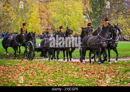 London, Großbritannien. November 2024. Die Königstruppe Royal Horse Artillery feuert einen 41-Kanonen-Royal Salute in Green Park ab, um König Charles 76. Geburtstag zu feiern. Quelle: Imageplotter/Alamy Live News Stockfoto