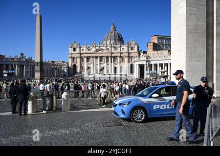 Vatikanstadt - 30. Oktober 2024: Ein Polizeiauto in der Nähe des Petersdoms auf dem Petersplatz im Vatikan Stockfoto