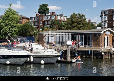 Surbiton Surrey, Großbritannien - 15. Juli 2022 : Blick auf den London River Yacht Club an der Themse in Surbiton am 15. Juli 2022. Nicht identifizierte Personen Stockfoto