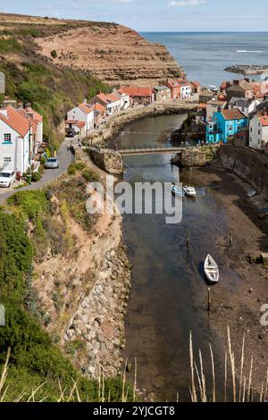 STAITHES, NORTH YORKSHIRE, GROSSBRITANNIEN, 21. AUGUST. Blick auf Staithes Harbour North Yorkshire am 21. August 2010. Nicht identifizierte Personen Stockfoto