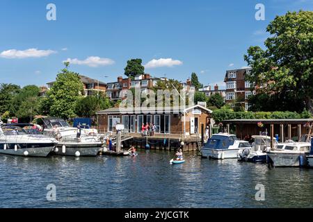 Surbiton Surrey, Großbritannien - 15. Juli 2022 : Blick auf den London River Yacht Club an der Themse in Surbiton am 15. Juli 2022. Nicht identifizierte Personen Stockfoto