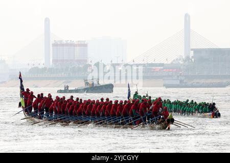 Phnom Penh. November 2024. Die Teilnehmer fahren am 14. November 2024 auf dem Wasserfestival im Tonle SAP River in Phnom Penh, Kambodscha. Kambodscha begann am Donnerstag, das jährliche Wasserfestival mit aufregenden Drachenbootreennen zu feiern, die Zehntausende von Zuschauern aus dem ganzen Land anlocken. Das Festival ist eines der freudigsten Festivals in Südostasien, und Bootsrennen sind das Herzstück des dreitägigen Festivals, das bis Samstag dauert. Quelle: Sovannara/Xinhua/Alamy Live News Stockfoto