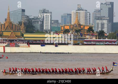 Phnom Penh. November 2024. Die Teilnehmer fahren am 14. November 2024 auf dem Wasserfestival im Tonle SAP River in Phnom Penh, Kambodscha. Kambodscha begann am Donnerstag, das jährliche Wasserfestival mit aufregenden Drachenbootreennen zu feiern, die Zehntausende von Zuschauern aus dem ganzen Land anlocken. Das Festival ist eines der freudigsten Festivals in Südostasien, und Bootsrennen sind das Herzstück des dreitägigen Festivals, das bis Samstag dauert. Quelle: Sovannara/Xinhua/Alamy Live News Stockfoto