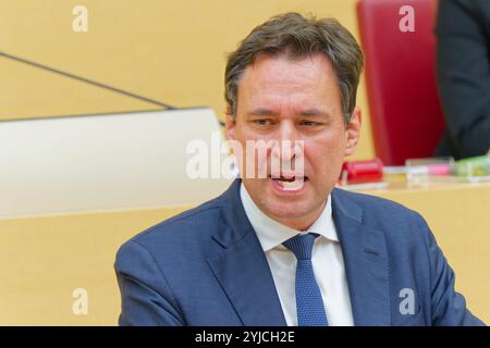 Staatsminister Georg Eisenreich. 33. Plenarsitzung des Bayerischen Landtags. Der bayerische Justizminister Georg Eisenreich, CSU, bei seiner Rede. München Bayern Deutschland *** Staatsminister Georg Eisenreich 33 Plenarsitzung des Bayerischen Landtags Bayerischer Justizminister Georg Eisenreich, CSU, während seiner Rede München Bayern Deutschland Copyright: XRolfxPossx Stockfoto