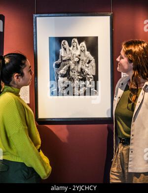 Gainsborough House, Sudbury 14 Nov 2024 The Beatles Wive's Picture Perfect: A Century of Fashion Photography aus der National Portrait Gallery zeigt 29 Fotografien, die sich über zehn Jahrzehnte erstrecken und einige der bekanntesten Gesichter und Looks vom Goldenen Zeitalter Hollywoods über die Swinging Sixties bis hin zu Catwalk-Supermodels zeigen. Sie werden von den einflussreichsten Fotografen ihrer Zeit aufgenommen, darunter Cecil Beaton Irving Penn, Norman Parkinson und Miles Aldridge Credit: Paul Quezada-Neiman/Alamy Live News Stockfoto