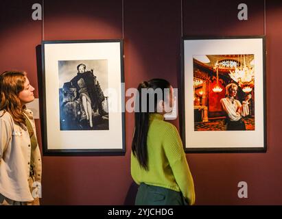 Gainsborough House, Sudbury 14 Nov 2024 (L) Marleen Dietrich (R) Kate Picture Perfect: A Century of Fashion Photography aus der National Portrait Gallery zeigt 29 Fotografien aus zehn Jahrzehnten und zeigt einige der bekanntesten Gesichter und Looks vom Goldenen Zeitalter Hollywoods über die Swinging Sixties bis hin zu Catwalk-Supermodels. Sie werden von den einflussreichsten Fotografen ihrer Zeit aufgenommen, darunter Cecil Beaton Irving Penn, Norman Parkinson und Miles Aldridge Credit: Paul Quezada-Neiman/Alamy Live News Stockfoto