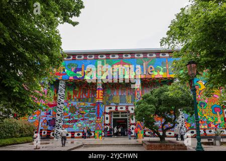 Venedig, Italien - 7. Mai 2024: Die farbenfrohe Fassade des zentralen Pavillons der Biennale in Giardini in Venedig. Italien Stockfoto