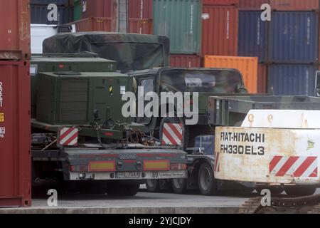 Rijeka, Kroatien. November 2024. Am 14. November 2024 wird Militärausrüstung der USA am Brajdica-Containerterminal in Rijeka, Kroatien, entladen. Amerikanische militärische Ausrüstung und Ressourcen werden an den Hafen von Rijeka geliefert und per Straße und Schiene an mehrere Standorte in Europa transportiert, wo Mitglieder der US-Streitkräfte an Aktivitäten zur Unterstützung von NATO-Verbündeten und -Partnern teilnehmen. Foto: Nel Pavletic/PIXSELL Credit: Pixsell/Alamy Live News Stockfoto