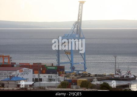 Rijeka, Kroatien. November 2024. Am 14. November 2024 wird Militärausrüstung der USA am Brajdica-Containerterminal in Rijeka, Kroatien, entladen. Amerikanische militärische Ausrüstung und Ressourcen werden an den Hafen von Rijeka geliefert und per Straße und Schiene an mehrere Standorte in Europa transportiert, wo Mitglieder der US-Streitkräfte an Aktivitäten zur Unterstützung von NATO-Verbündeten und -Partnern teilnehmen. Foto: Nel Pavletic/PIXSELL Credit: Pixsell/Alamy Live News Stockfoto