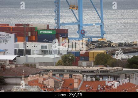 Rijeka, Kroatien. November 2024. Am 14. November 2024 wird Militärausrüstung der USA am Brajdica-Containerterminal in Rijeka, Kroatien, entladen. Amerikanische militärische Ausrüstung und Ressourcen werden an den Hafen von Rijeka geliefert und per Straße und Schiene an mehrere Standorte in Europa transportiert, wo Mitglieder der US-Streitkräfte an Aktivitäten zur Unterstützung von NATO-Verbündeten und -Partnern teilnehmen. Foto: Nel Pavletic/PIXSELL Credit: Pixsell/Alamy Live News Stockfoto