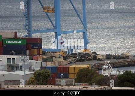 Rijeka, Kroatien. November 2024. Am 14. November 2024 wird Militärausrüstung der USA am Brajdica-Containerterminal in Rijeka, Kroatien, entladen. Amerikanische militärische Ausrüstung und Ressourcen werden an den Hafen von Rijeka geliefert und per Straße und Schiene an mehrere Standorte in Europa transportiert, wo Mitglieder der US-Streitkräfte an Aktivitäten zur Unterstützung von NATO-Verbündeten und -Partnern teilnehmen. Foto: Nel Pavletic/PIXSELL Credit: Pixsell/Alamy Live News Stockfoto