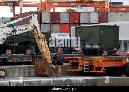 Rijeka, Kroatien. November 2024. Am 14. November 2024 wird Militärausrüstung der USA am Brajdica-Containerterminal in Rijeka, Kroatien, entladen. Amerikanische militärische Ausrüstung und Ressourcen werden an den Hafen von Rijeka geliefert und per Straße und Schiene an mehrere Standorte in Europa transportiert, wo Mitglieder der US-Streitkräfte an Aktivitäten zur Unterstützung von NATO-Verbündeten und -Partnern teilnehmen. Foto: Nel Pavletic/PIXSELL Credit: Pixsell/Alamy Live News Stockfoto