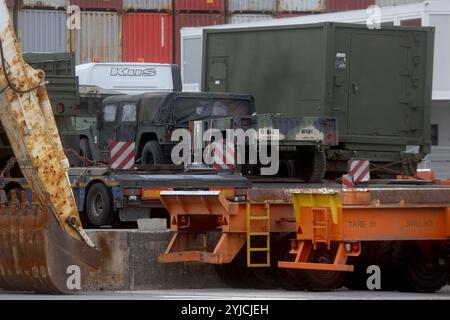 Rijeka, Kroatien. November 2024. Am 14. November 2024 wird Militärausrüstung der USA am Brajdica-Containerterminal in Rijeka, Kroatien, entladen. Amerikanische militärische Ausrüstung und Ressourcen werden an den Hafen von Rijeka geliefert und per Straße und Schiene an mehrere Standorte in Europa transportiert, wo Mitglieder der US-Streitkräfte an Aktivitäten zur Unterstützung von NATO-Verbündeten und -Partnern teilnehmen. Foto: Nel Pavletic/PIXSELL Credit: Pixsell/Alamy Live News Stockfoto