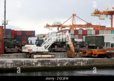 Rijeka, Kroatien. November 2024. Am 14. November 2024 wird Militärausrüstung der USA am Brajdica-Containerterminal in Rijeka, Kroatien, entladen. Amerikanische militärische Ausrüstung und Ressourcen werden an den Hafen von Rijeka geliefert und per Straße und Schiene an mehrere Standorte in Europa transportiert, wo Mitglieder der US-Streitkräfte an Aktivitäten zur Unterstützung von NATO-Verbündeten und -Partnern teilnehmen. Foto: Nel Pavletic/PIXSELL Credit: Pixsell/Alamy Live News Stockfoto