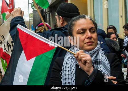 London, Großbritannien. 31. März 2018. Ein Nothilfe-Protest gegenüber der israelischen Botschaft verurteilt die kaltblütige Erschießung friedlicher Demonstranten in der Nähe der Trennmauer in Gaza durch die israelische Armee gestern. Scharfschützen der israelischen Verteidigungsstreitkräfte wurden an der Mauer platziert und eröffneten das Feuer auf unbewaffnete Demonstranten mehrere hundert Meter mit lebender Munition. 17 Zivilisten wurden getötet und über 750 schwer verletzt, andere wurden durch Gummigeschosse und Tränengas verletzt. Das Massaker gestern schockierte die Welt und veranlasste die UNO, eine unabhängige Untersuchung zu fordern. Die Palästinenser haben PA mitgenommen Stockfoto