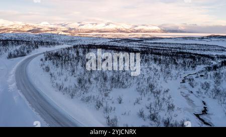 Schnee- und eisbedeckter Straßenwald während eines Winters im Nationalpark. Hochwertige Fotos Stockfoto