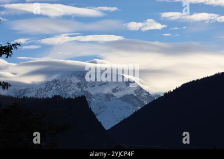 Atemberaubende Ausblicke auf Mestia und Ushguli in Georgien, mit traditioneller Architektur und atemberaubenden Berglandschaften. Stockfoto