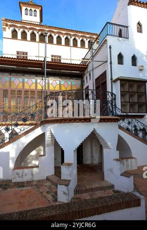 Casa Coll i Regàs, 1898. Detalle de la parte posterior de la casa. Galeria cubierta con una vidriera de colores y escaleras de forja que Dan acceso al Jardín. Torre mirador. Mataró. AUTOR: JOSEP PUIG I CADAFALCH. Stockfoto