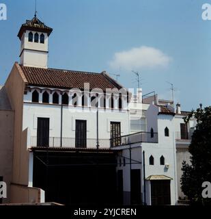 Casa Coll i Regàs, 1898. Detalle de la parte posterior de la casa. Galeria cubierta y escaleras de acceso al Jardín. Torre mirador. Mataró. AUTOR: JOSEP PUIG I CADAFALCH. Stockfoto