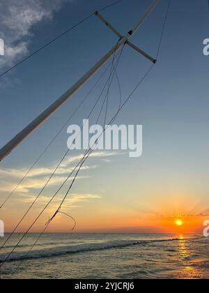 Segelbootmast mit Sonnenuntergang über dem Golf von Mexiko Stockfoto