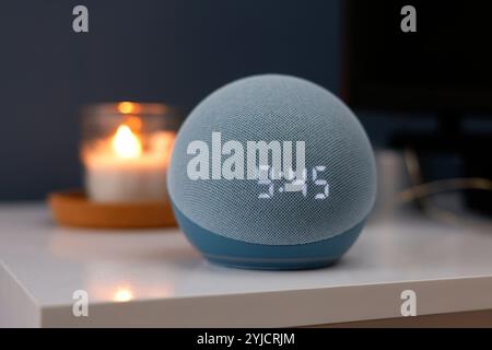 Amazon Echo Dot mit Uhr, 4. Generation, in Blau - 14. November 2024 Bild von Andrew Higgins/Thousand Word Media Ltd © Thousand Word Media Ltd Stockfoto