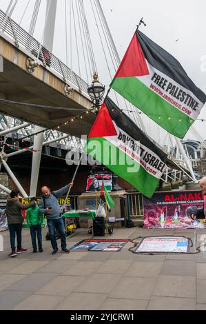 London, Großbritannien. September 2018. Eine Mahnwache am Südufer der Themse am Tag der palästinensischen Gefangenen zeigt die Not der rund 6.500 Palästinenser, die derzeit in israelischen Gefängnissen sitzen, etwa 350 Kinder. Zu den Demonstranten gehörten mehrere Palästinenser und ein antizionistischer ultra-orthodoxer Jude. Die Ausstellung beinhaltete eine Zeichnung einer israelischen unterirdischen Gefängniszelle, in der Kinder isoliert gehalten werden. Die Demonstranten verteilten Flugblätter und sprachen mit den vorbeigehenden Personen, und Reden gaben Fakten über die Gefangenen. In zwei Monaten allein in diesem Jahr waren es 1319 Stockfoto