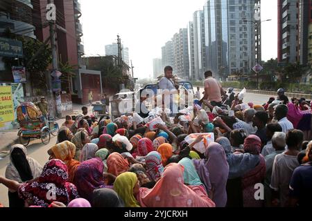 Dhaka, Wari, Bangladesch. November 2024. Am 14. November 2024 stehen Menschen in Dhaka, Bangladesch, in einer Warteschlange, um staatlich subventionierte Lebensmittel zu kaufen. (Kreditbild: © Habibur Rahman/ZUMA Press Wire) NUR REDAKTIONELLE VERWENDUNG! Nicht für kommerzielle ZWECKE! Stockfoto