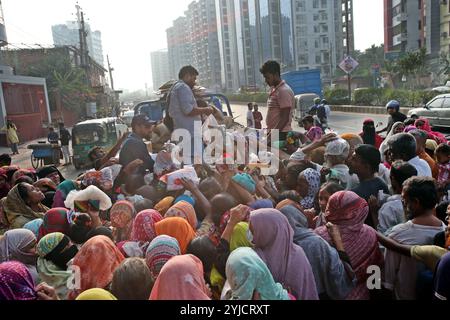 Dhaka, Wari, Bangladesch. November 2024. Am 14. November 2024 stehen Menschen in Dhaka, Bangladesch, in einer Warteschlange, um staatlich subventionierte Lebensmittel zu kaufen. (Kreditbild: © Habibur Rahman/ZUMA Press Wire) NUR REDAKTIONELLE VERWENDUNG! Nicht für kommerzielle ZWECKE! Stockfoto