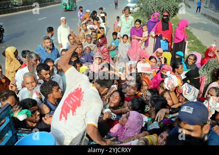 Dhaka, Wari, Bangladesch. November 2024. Am 14. November 2024 stehen Menschen in Dhaka, Bangladesch, in einer Warteschlange, um staatlich subventionierte Lebensmittel zu kaufen. (Kreditbild: © Habibur Rahman/ZUMA Press Wire) NUR REDAKTIONELLE VERWENDUNG! Nicht für kommerzielle ZWECKE! Stockfoto