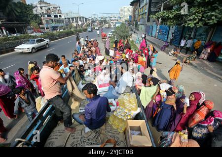 Dhaka, Wari, Bangladesch. November 2024. Am 14. November 2024 stehen Menschen in Dhaka, Bangladesch, in einer Warteschlange, um staatlich subventionierte Lebensmittel zu kaufen. (Kreditbild: © Habibur Rahman/ZUMA Press Wire) NUR REDAKTIONELLE VERWENDUNG! Nicht für kommerzielle ZWECKE! Stockfoto