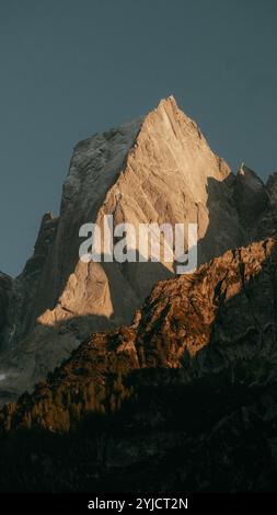 Piz Badile Berggipfel in den Schweizer Alpen im goldenen Abendlicht bei Sonnenuntergang, Val Bregaglia, Provinz Sondrio, Schweiz Stockfoto