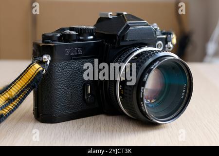 Nikon FM2 35-mm-Spiegelreflexkamera mit Nikkor 50-mm-Objektiv, klassische 35-mm-Kamera, gut benutzt, Profi-Kamera - 14. November 2024 Bild von Andrew Higgins/Thousand Wor Stockfoto