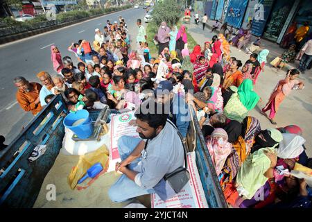 Dhaka, Wari, Bangladesch. November 2024. Am 14. November 2024 stehen Menschen in Dhaka, Bangladesch, in einer Warteschlange, um staatlich subventionierte Lebensmittel zu kaufen. (Kreditbild: © Habibur Rahman/ZUMA Press Wire) NUR REDAKTIONELLE VERWENDUNG! Nicht für kommerzielle ZWECKE! Stockfoto