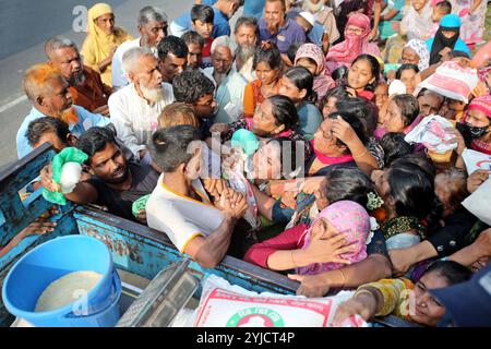 Dhaka, Wari, Bangladesch. November 2024. Am 14. November 2024 stehen Menschen in Dhaka, Bangladesch, in einer Warteschlange, um staatlich subventionierte Lebensmittel zu kaufen. (Kreditbild: © Habibur Rahman/ZUMA Press Wire) NUR REDAKTIONELLE VERWENDUNG! Nicht für kommerzielle ZWECKE! Stockfoto