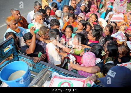 Dhaka, Wari, Bangladesch. November 2024. Am 14. November 2024 stehen Menschen in Dhaka, Bangladesch, in einer Warteschlange, um staatlich subventionierte Lebensmittel zu kaufen. (Kreditbild: © Habibur Rahman/ZUMA Press Wire) NUR REDAKTIONELLE VERWENDUNG! Nicht für kommerzielle ZWECKE! Stockfoto