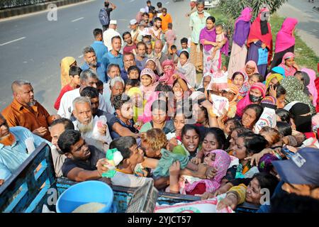 Dhaka, Wari, Bangladesch. November 2024. Am 14. November 2024 stehen Menschen in Dhaka, Bangladesch, in einer Warteschlange, um staatlich subventionierte Lebensmittel zu kaufen. (Kreditbild: © Habibur Rahman/ZUMA Press Wire) NUR REDAKTIONELLE VERWENDUNG! Nicht für kommerzielle ZWECKE! Stockfoto