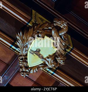 Can Calopa. Detalle del techo artesonado de la gran sala señorial con decoraciones de escudos y elementos simbólicos. Restauracion de Puig i Cadafalch. Argentona. AUTOR: JOSEP PUIG I CADAFALCH. Stockfoto