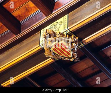 Can Calopa. Detalle del techo artesonado de la gran sala señorial con decoraciones de escudos y elementos simbólicos. Restauracion de Puig i Cadafalch. Argentona. AUTOR: JOSEP PUIG I CADAFALCH. Stockfoto