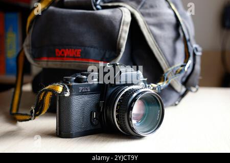 Nikon FM2 35-mm-Spiegelreflexkamera mit Nikkor 50-mm-Objektiv, klassische 35-mm-Kamera, gut benutzt, Profi-Kamera - 14. November 2024 Bild von Andrew Higgins/Thousand Wor Stockfoto