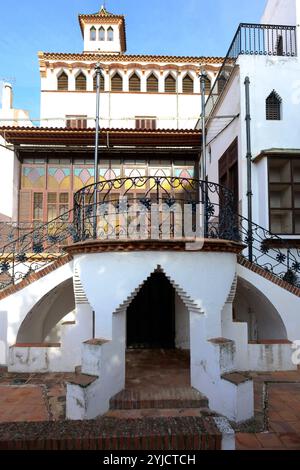 Casa Coll i Regàs, 1898. Detalle de la parte posterior de la casa. Galeria cubierta con una vidriera de colores y escaleras de forja que Dan acceso al Jardín. Torre mirador. Mataró. AUTOR: JOSEP PUIG I CADAFALCH. Stockfoto