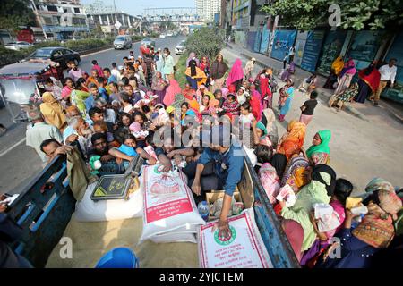 Dhaka, Wari, Bangladesch. November 2024. Am 14. November 2024 stehen Menschen in Dhaka, Bangladesch, in einer Warteschlange, um staatlich subventionierte Lebensmittel zu kaufen. (Kreditbild: © Habibur Rahman/ZUMA Press Wire) NUR REDAKTIONELLE VERWENDUNG! Nicht für kommerzielle ZWECKE! Stockfoto