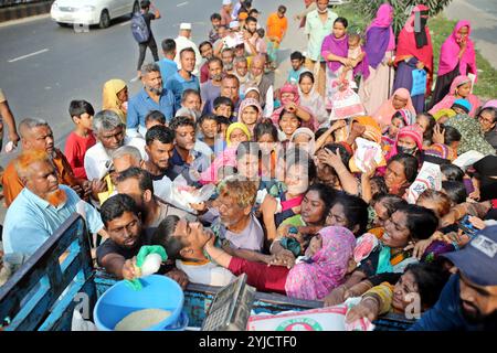 Dhaka, Wari, Bangladesch. November 2024. Am 14. November 2024 stehen Menschen in Dhaka, Bangladesch, in einer Warteschlange, um staatlich subventionierte Lebensmittel zu kaufen. (Kreditbild: © Habibur Rahman/ZUMA Press Wire) NUR REDAKTIONELLE VERWENDUNG! Nicht für kommerzielle ZWECKE! Stockfoto