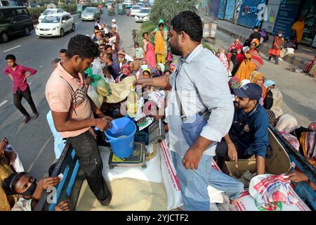 Dhaka, Wari, Bangladesch. November 2024. Am 14. November 2024 stehen Menschen in Dhaka, Bangladesch, in einer Warteschlange, um staatlich subventionierte Lebensmittel zu kaufen. (Kreditbild: © Habibur Rahman/ZUMA Press Wire) NUR REDAKTIONELLE VERWENDUNG! Nicht für kommerzielle ZWECKE! Stockfoto