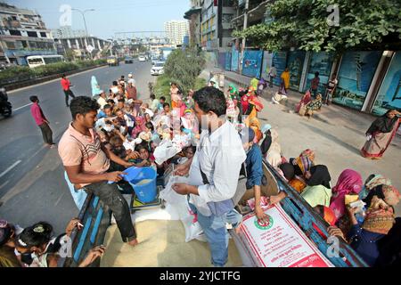 Dhaka, Wari, Bangladesch. November 2024. Am 14. November 2024 stehen Menschen in Dhaka, Bangladesch, in einer Warteschlange, um staatlich subventionierte Lebensmittel zu kaufen. (Kreditbild: © Habibur Rahman/ZUMA Press Wire) NUR REDAKTIONELLE VERWENDUNG! Nicht für kommerzielle ZWECKE! Stockfoto