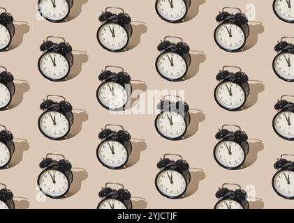 Trendiges Sonnenlicht-Muster mit Retro-Wecker auf Pastellcremehintergrund. Minimales Zeitkonzept. Stockfoto